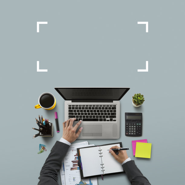 办公场所有笔记本、笔记本、手、办公用品，以灰色背景。解决方案，商业计划，财务分析，会计，启动或工作平面铺顶视图概念。图片下载