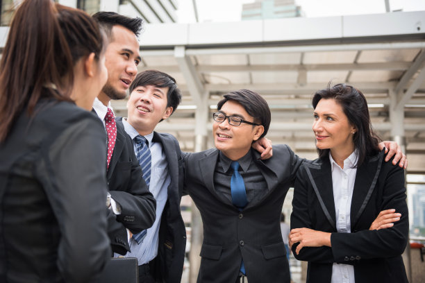 阿拉伯商人经理和他的团队在城市里图片下载