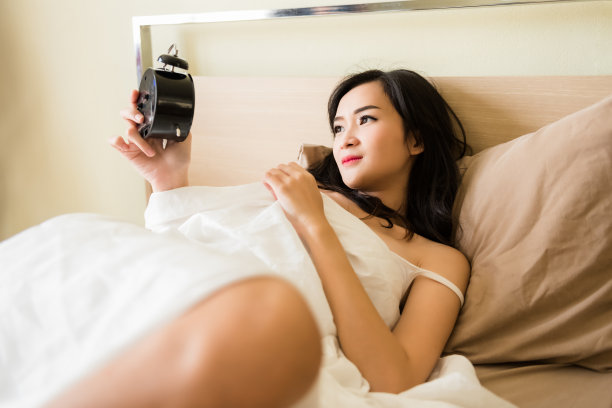 性感女人醒来，看钟图片下载