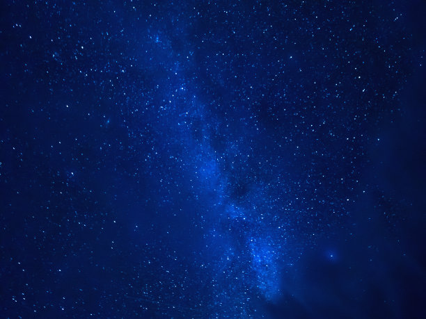 银河系的恒星轨迹。多云天气下的星空。从俄罗斯阿尔汉格尔斯克地区的基诺泽尔斯基国家公园观看。图片下载