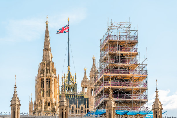 英国伦敦的大本钟钟楼的建设脚手架脚手架金属框架和威斯敏斯特宫的旗帜图片下载