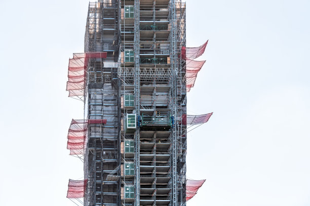 近距离观察大本钟钟楼的建设，脚手架金属框架在城市孤立的蓝天下由威斯敏斯特图片下载