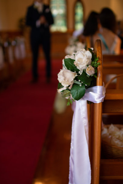 红地毯的正式婚礼教堂图片下载