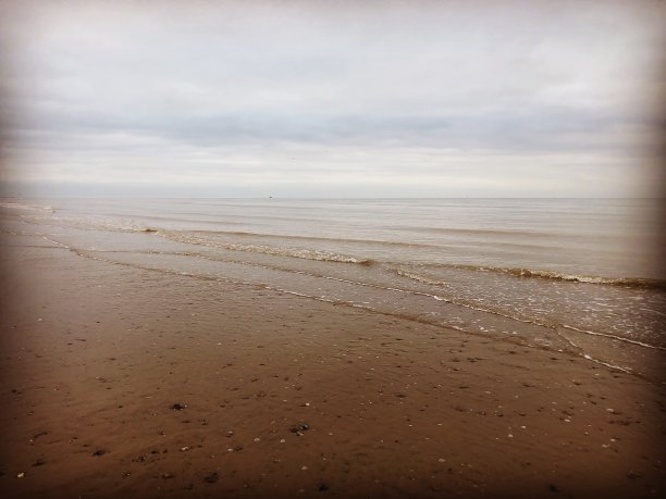 冬天海滩上的白天图片下载