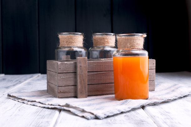 罐装新鲜胡萝卜汁。Vintzhnoe照片。春季食品，养生美容。文本的空闲空间图片下载