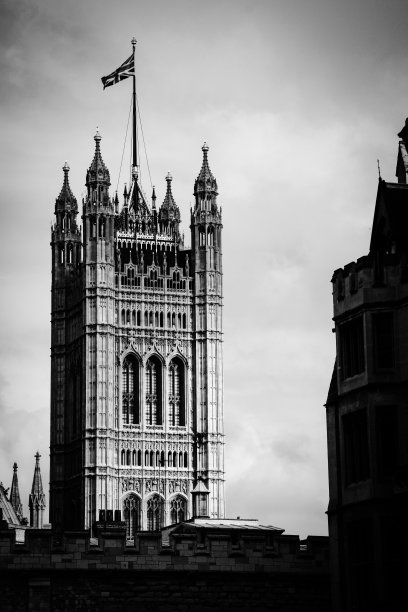 英国伦敦，威斯敏斯特宫维多利亚塔顶端飘扬的英国国旗图片下载
