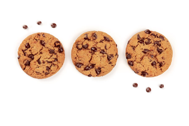 这是一张新鲜出炉的巧克力曲奇饼的照片，从上面以白色的背景和复制空间拍摄图片下载