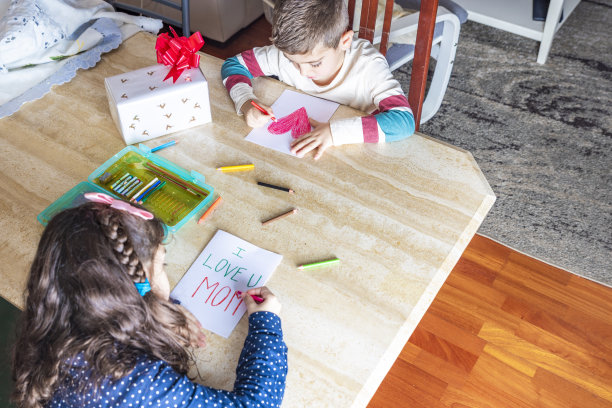 两个孩子在画母亲节贺卡图片下载
