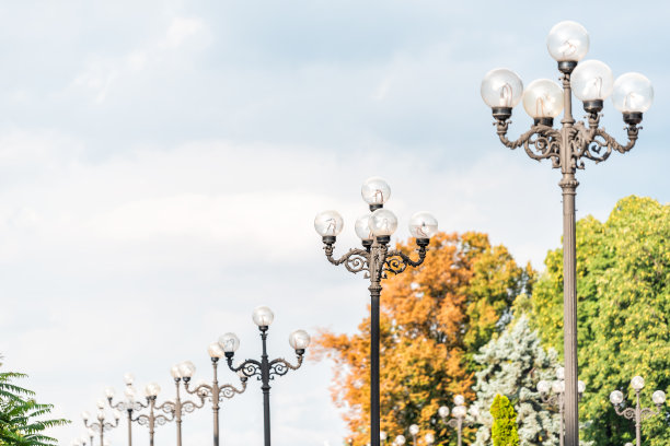 在夏季或秋季的一天，乌克兰基辅的一排灯笼的特写，与基辅的天空隔绝，在马里因斯基公园没有人图片下载