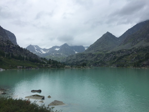 Darashkol湖。蓝色山湖。阿尔泰山，西伯利亚，俄罗斯图片下载