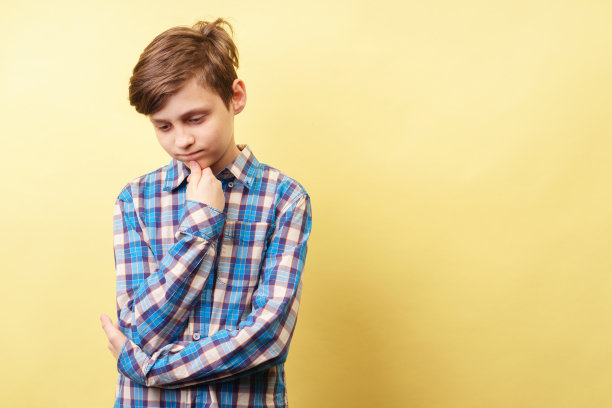 沉思的，沉思的男孩在想某事图片下载