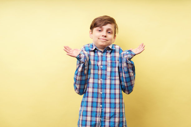 困惑困惑的男孩举起手举起手图片下载