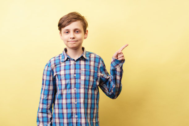 看那里。可爱的男孩用手指着旁边图片下载