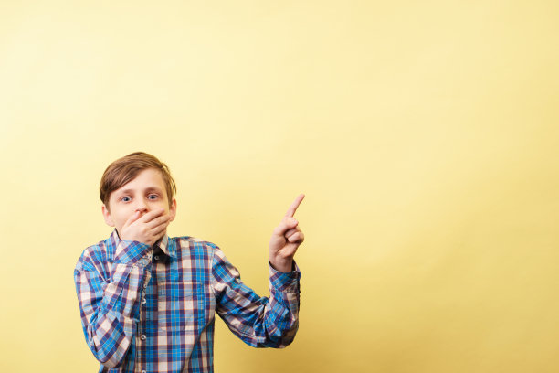 震惊的男孩指向对象或文本，模板图片下载