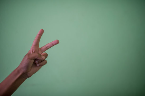 手举和平标志图片下载