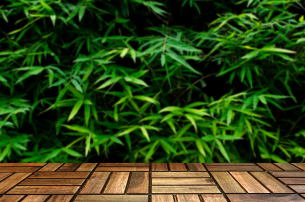空的棕色木地板或现代木板，阳台以深绿色植物热带竹叶纹理为背景，复制空间展示产品，物体呈现，广告理念图片下载