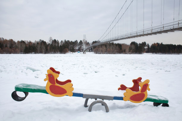 一个木制秋千图片下载