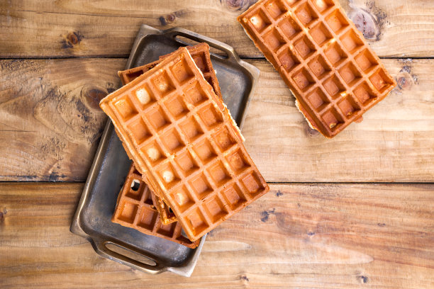 木制背景上的比利时华夫饼。家庭早餐自制糕点。最小的组合。放置文字在照片上。图片下载