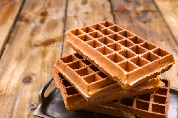 木制背景上的比利时华夫饼。家庭早餐自制糕点。最小的组合。放置文字在照片上。图片下载