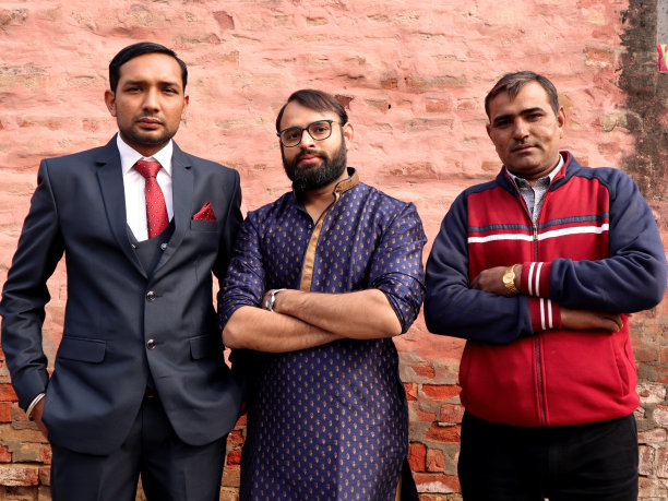 男人站在一起人像户外图片下载