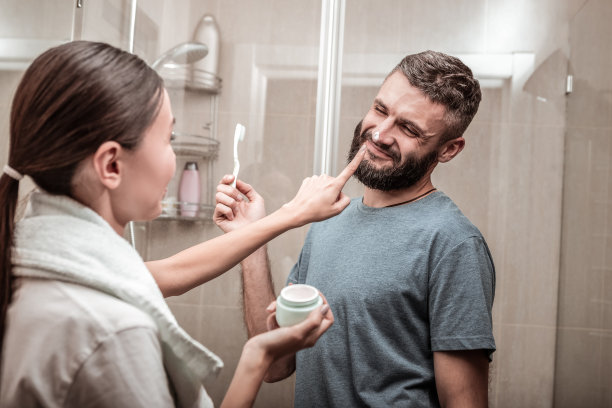 一个快乐的男人对着女朋友微笑图片下载