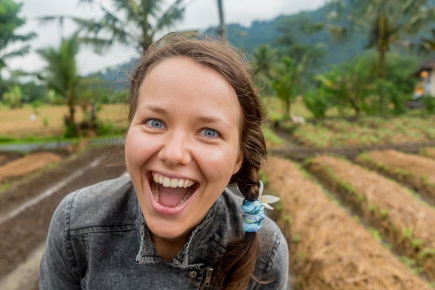 女人微笑着完美的微笑和白色的牙齿在一个公园和看相机图片下载