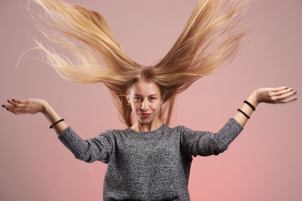 年轻的金发女孩，留着长发图片下载