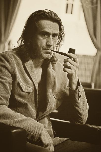 男人吸烟图片下载