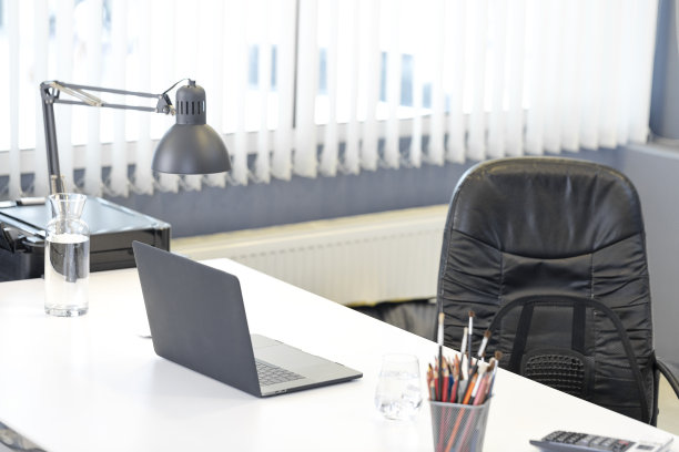 办公室里的中年商人图片下载