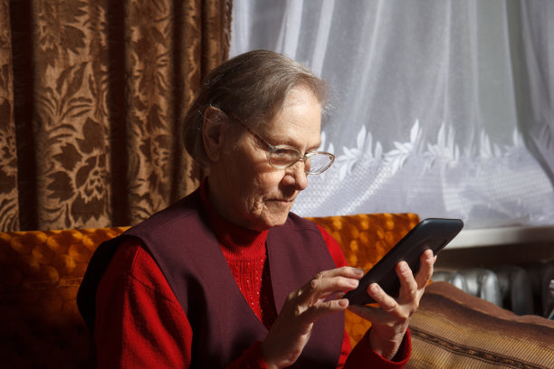 使用电子书阅读器的资深女性图片下载