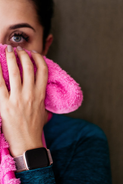 智能手表，女孩，搏击，在家锻炼图片下载