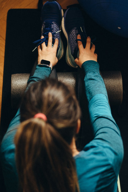 智能手表，女孩，搏击，在家锻炼图片下载