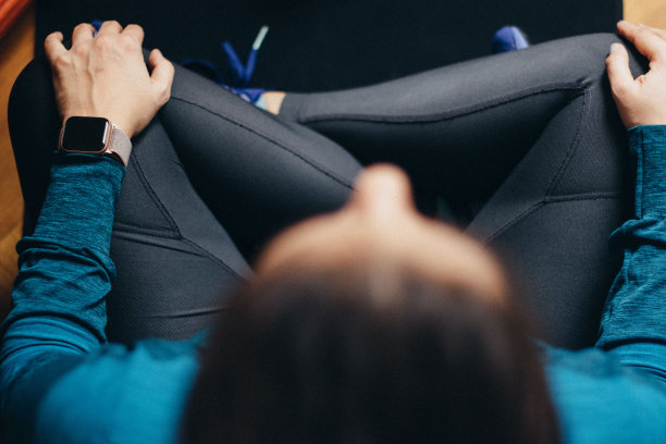 智能手表，女孩，搏击，在家锻炼图片下载