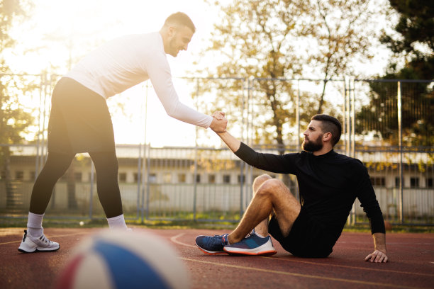 篮球比赛结束后，年轻的运动员们在操场上伸伸腿图片下载
