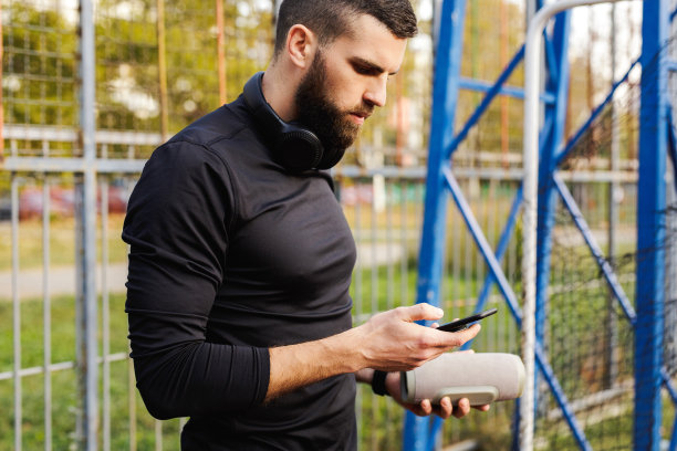 跑步者。跑步后休息的人。图片下载