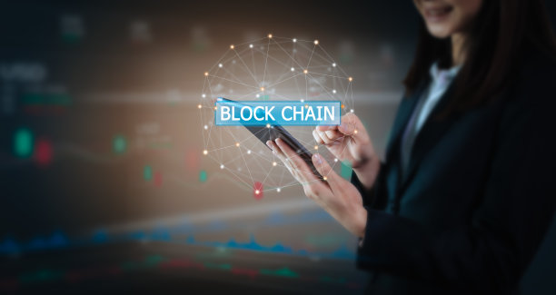 女性手持平板电脑，触摸区块链界面。网络计算机连接。图片下载