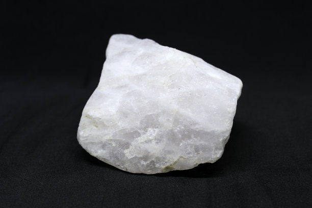 白色石英孤立在黑色上图片下载