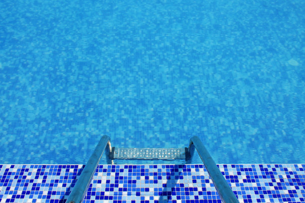 游泳池与楼梯的特写。图片下载