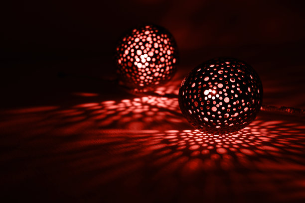 活珊瑚色椰壳镂空灯罩微距摄影图片下载