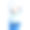 穿着牛仔裤和蓝色衬衫的女人把智能手机放在蓝色袋子里图片下载
