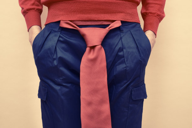 系在腰间的领带图片下载