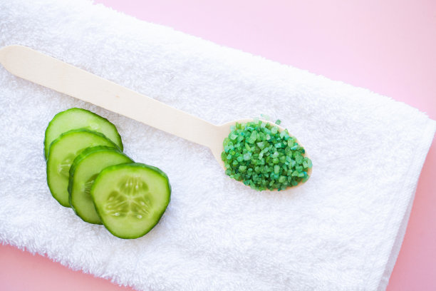 水疗中心。白色棉质毛巾用于粉色背景的水疗浴室。毛巾的概念。酒店和按摩院照片。纯洁和温柔。毛巾纺织图片下载