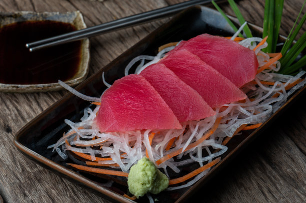 日式金枪鱼生鱼片。图片下载