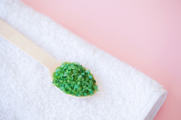 水疗中心。白色棉质毛巾用于粉色背景的水疗浴室。毛巾的概念。酒店和按摩院照片。纯洁和温柔。毛巾纺织图片下载