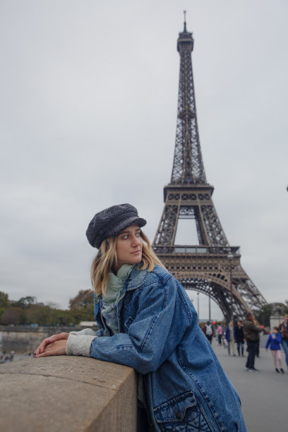 年轻时尚的女游客在巴黎埃菲尔铁塔附近。旅游与人的概念图片下载