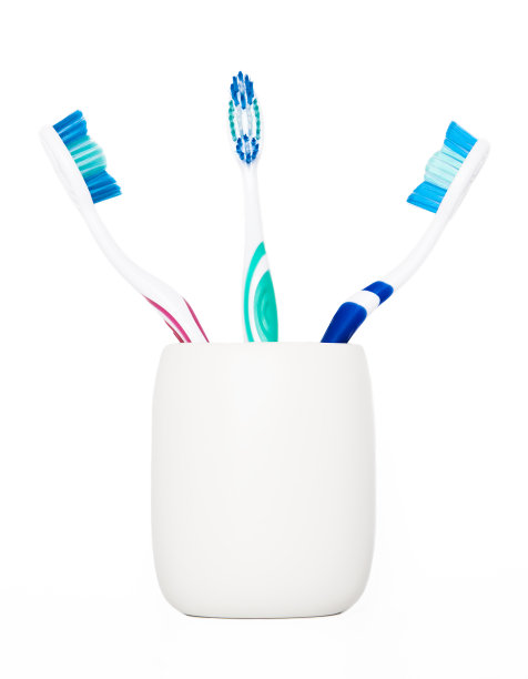 白色背景的牙膏牙刷图片下载