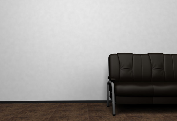 阁楼内部模拟照片。黑色皮革沙发。极简主义的风格。背景照片与文本复制空间。黑色墙壁和木地板。3 d演示。图片下载