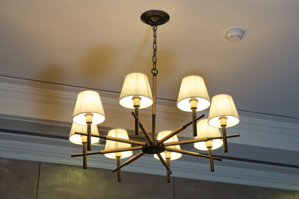 天花板上的吊灯。意大利风格的吊灯。老式吊灯。复古顶灯。美丽昂贵的皇家吊灯悬挂在黑暗的房间天花板上-图像图片下载