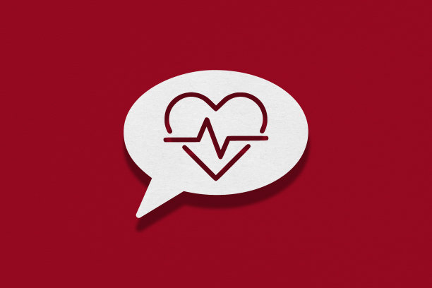 红色背景上的语音泡泡，心图片下载