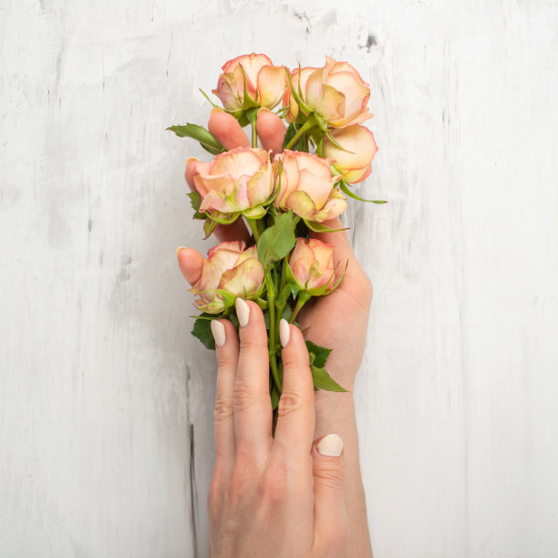 时尚艺术肖像女人在手和鲜花在手与明亮的对比化妆。创造性的美丽的照片，女孩坐在桌子上的大理石背景与彩色阴影图片下载